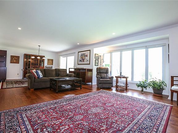 4th image of 6 Hastings Cir