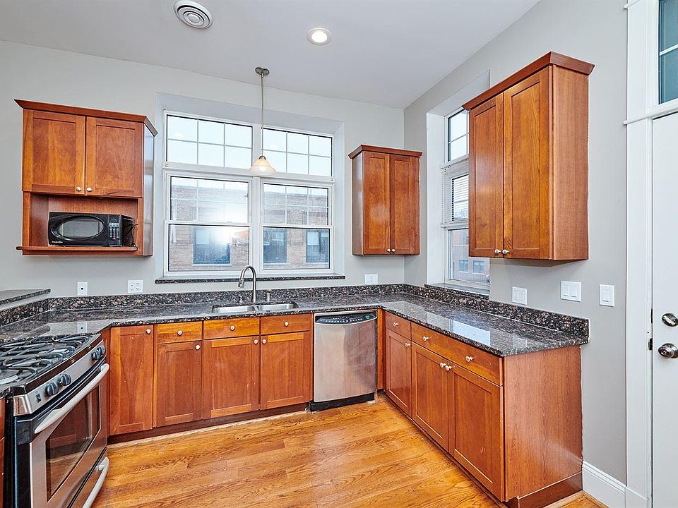 1st image of 1048 N Ashland Ave APT 2W