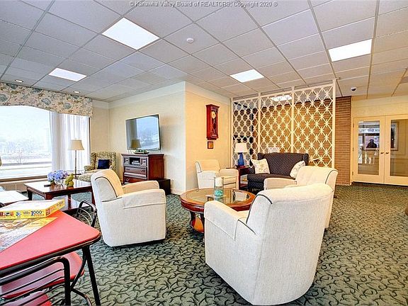 4th image of 1578 Kanawha Blvd E