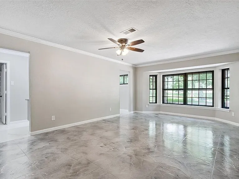 570 Roanoke Dr — Photo 15