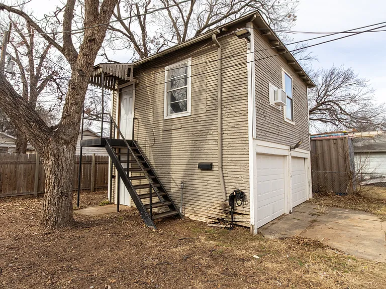 1604 Harrison St — Photo 8