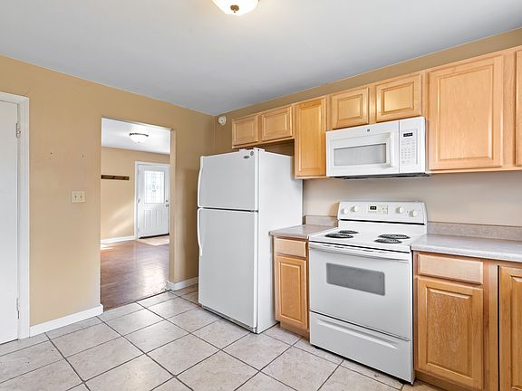 5th image of 902 N Clarkdale Dr