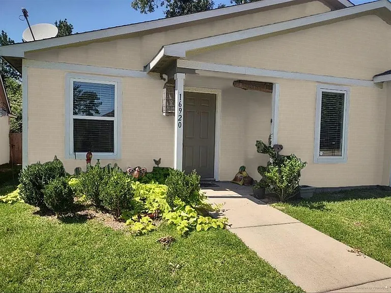 16920 W Juneau St — Photo 1