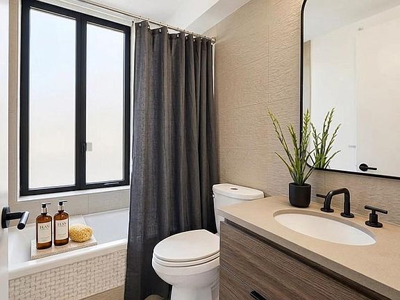 4th image of 70 W 37th St APT 2212
