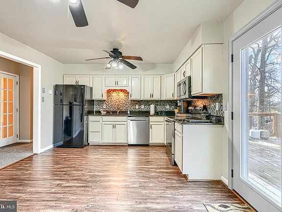5th image of 106 Montague Ln