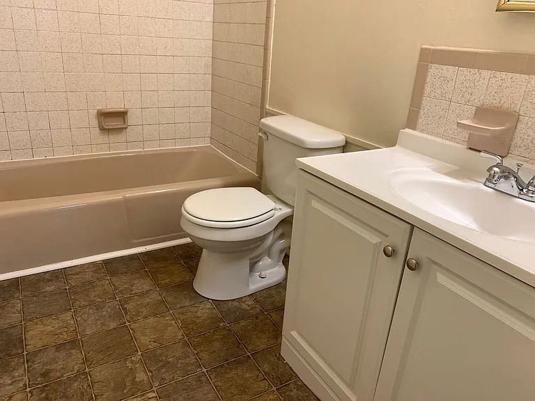 127 Holmes Cir — Photo 10