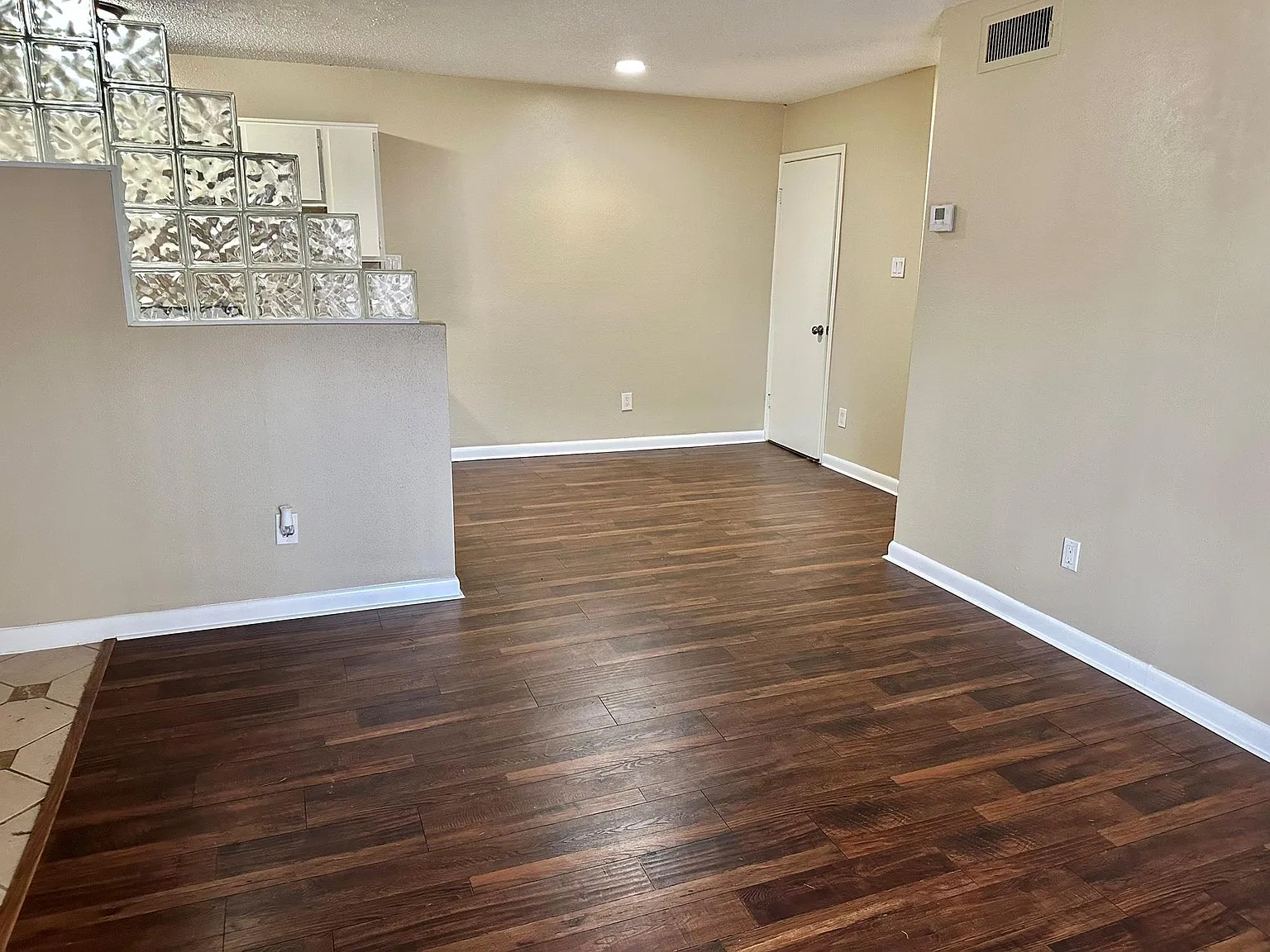 2 bed, 1.0 bath, 796 sqft, $999 — Photo 3