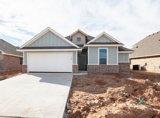 1212 SE 28th St, Moore, OK 73160