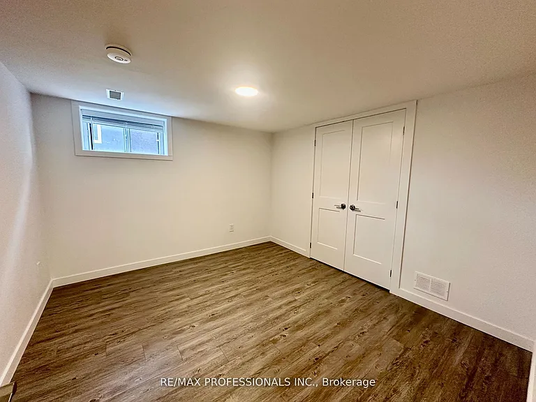 66 Whitburn Cres #LOWER — Photo 8