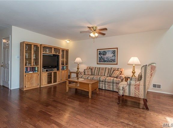5th image of 155 Southgate Dr