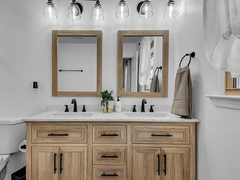 The double sink marble bathroom: A private bathroom that feels like a boutique hotel. All yours.