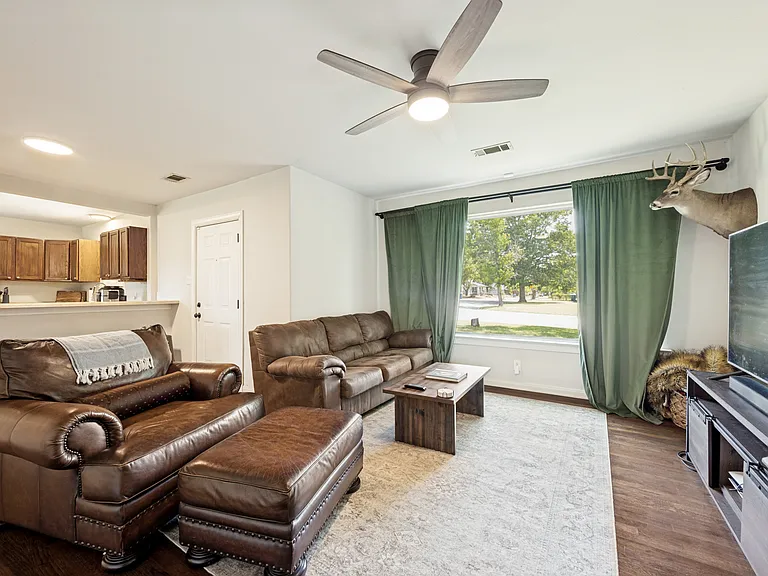 1800 W Walker St — Photo 3