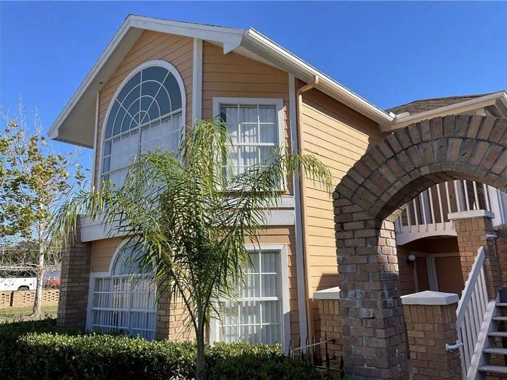 3 bed, 2.0 bath, 1220 sqft, $2,100 — Photo 1