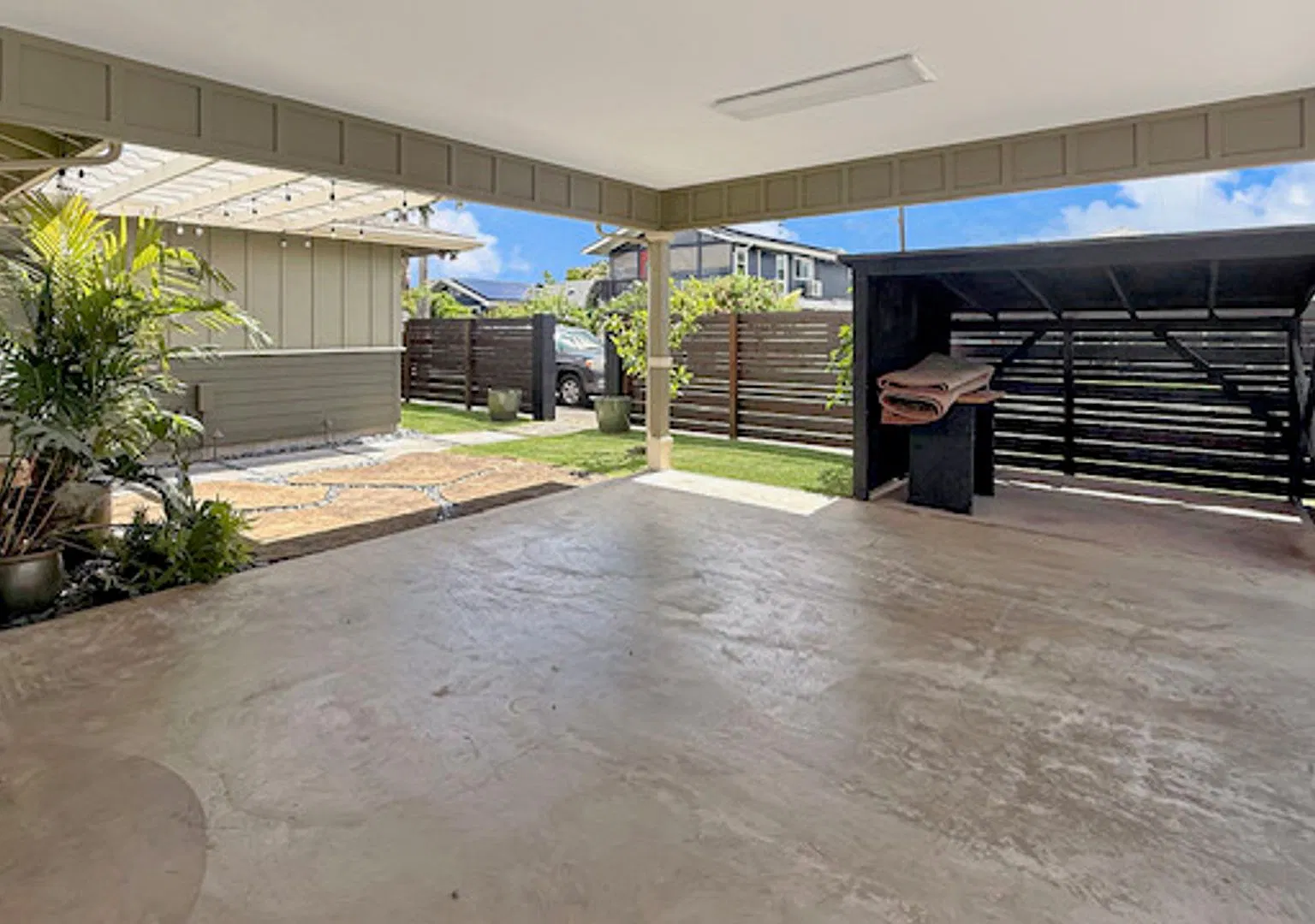Beautiful 3 Bedroom 2 Full Bath Updated Single Family Home in the Heart of Kailua — Photo 2