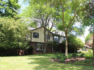 16480 Woods Edge Ct, Brookfield, WI 53005