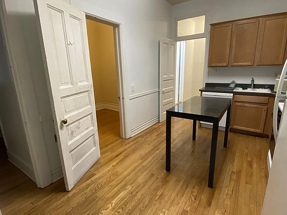 4th image of 709 W Briar Pl #1W