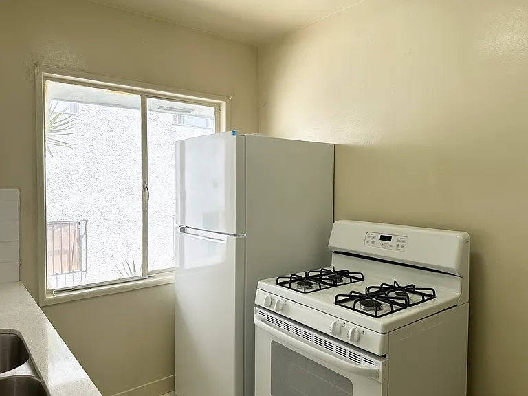 5723 Harold Way #8 — Photo 4