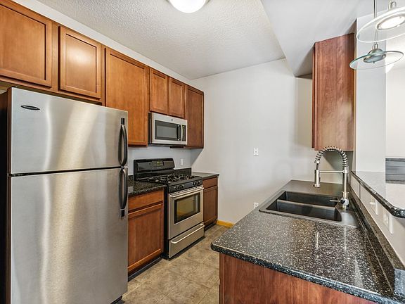 3rd image of 825 Berry St APT 209