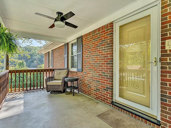 3rd image of 815 Hartsook Blvd SE