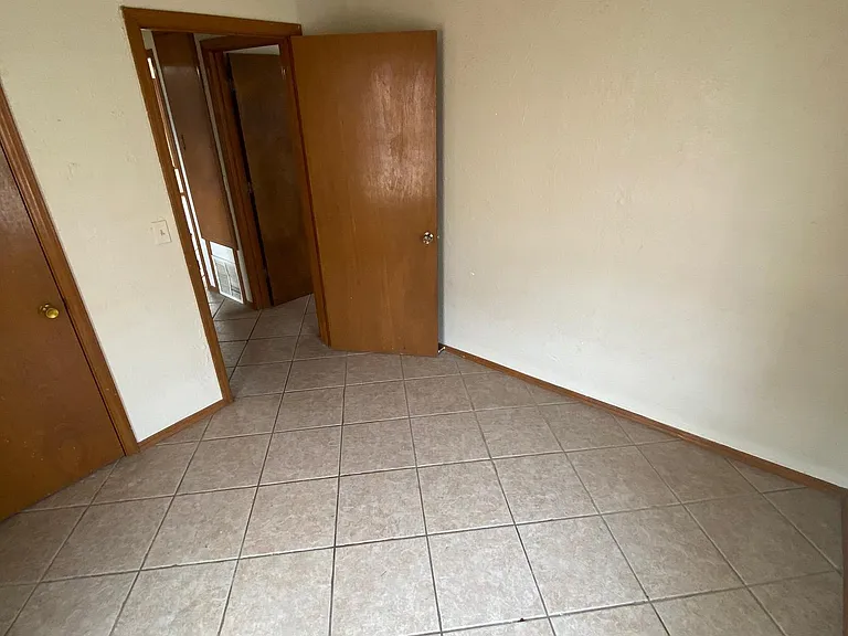 520 N Indiana St — Photo 8