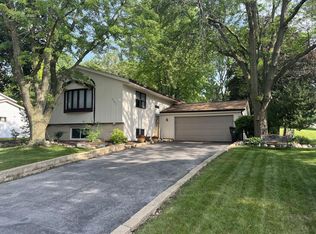 2001 Rambling Rose Rd, Waukesha, WI 53186