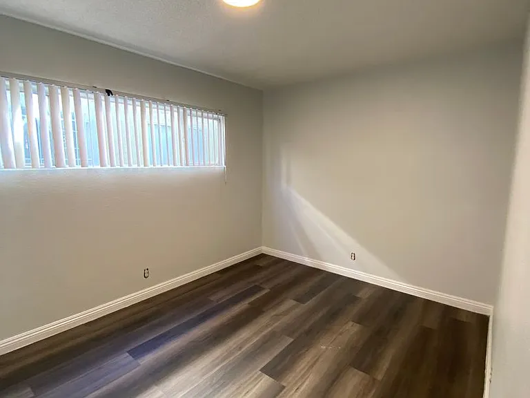 9320 S Figueroa St — Photo 4