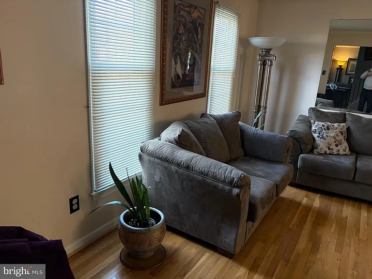 2303 Steuben Ave — Photo 11