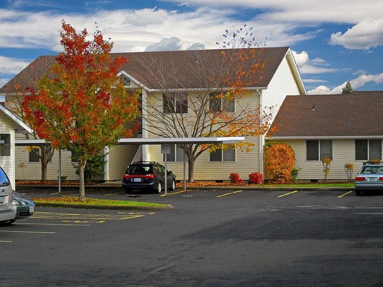 020-Creekside Apartments — Photo 1