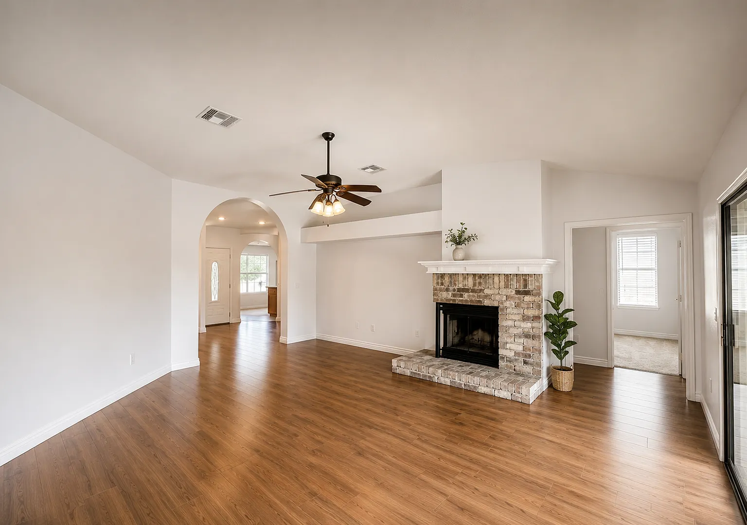 Spacious 4 Bedroom, 2 Bath Pool Home Within Walking Distance to Freestone Park! — Photo 3