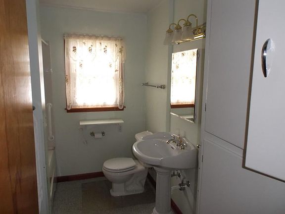 3rd image of 389 Brentwood Dr