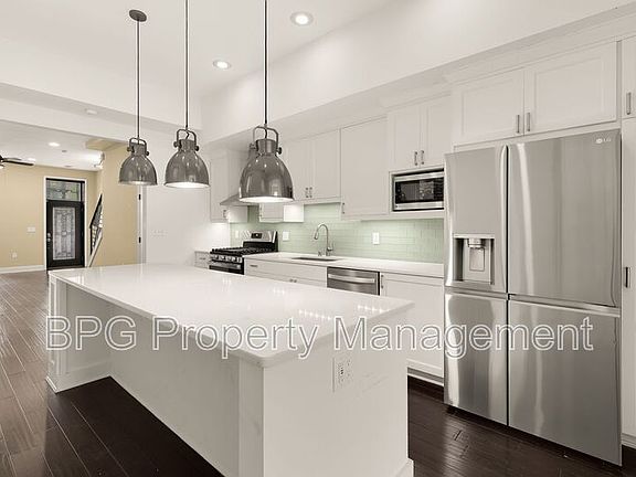 5th image of 1027 7th St NE