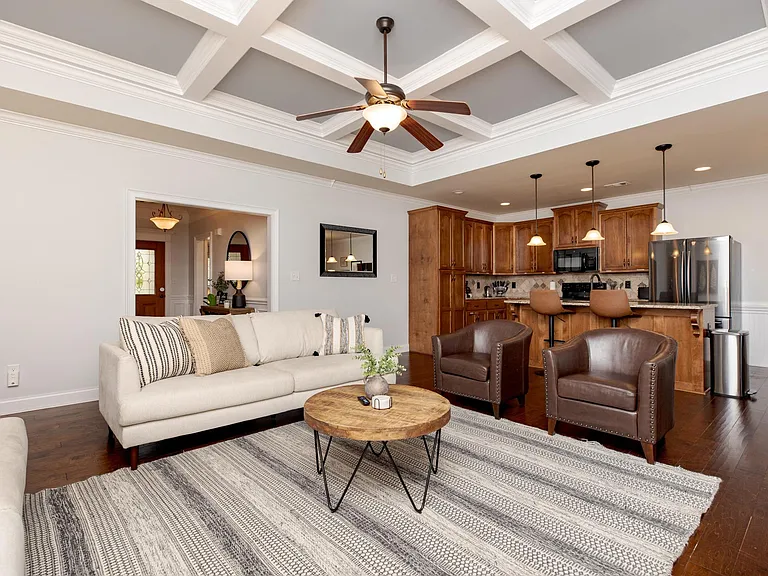 Spacious Living room w/TV streaming