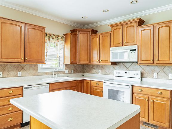 5th image of 1079 Creekside Village Way