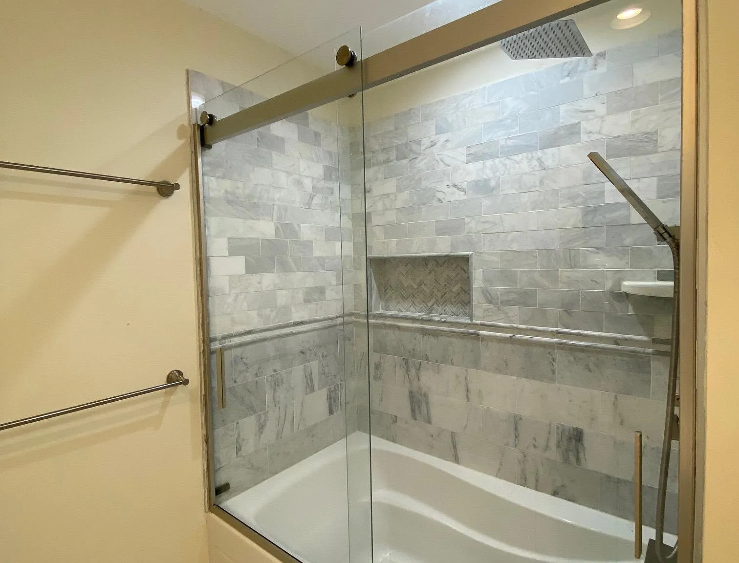 5 bed, 3700 sqft, $6,900 — Photo 3