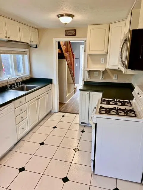 3 bed, 1140 sqft, $1,595 — Photo 3