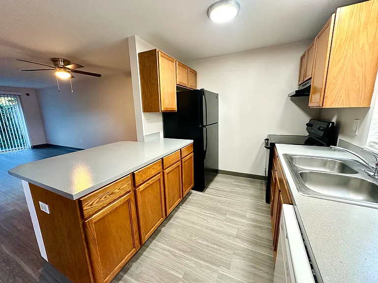 Village Glen Apartments — Photo 3