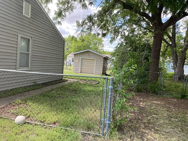 3 bed, 888 sqft, $1,100 — Photo 2