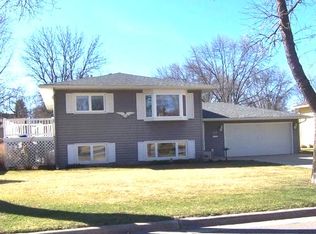 714 Southview Ct SW, Hutchinson, MN 55350