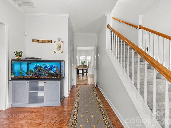 4th image of 5302 Fairgrove Ln