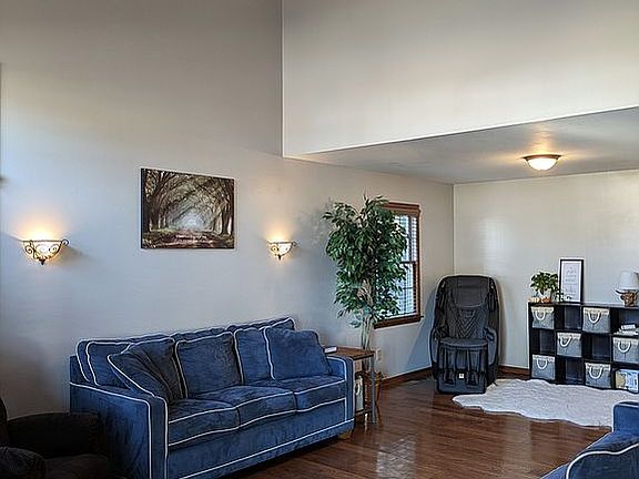 3rd image of 425 Carriage Dr