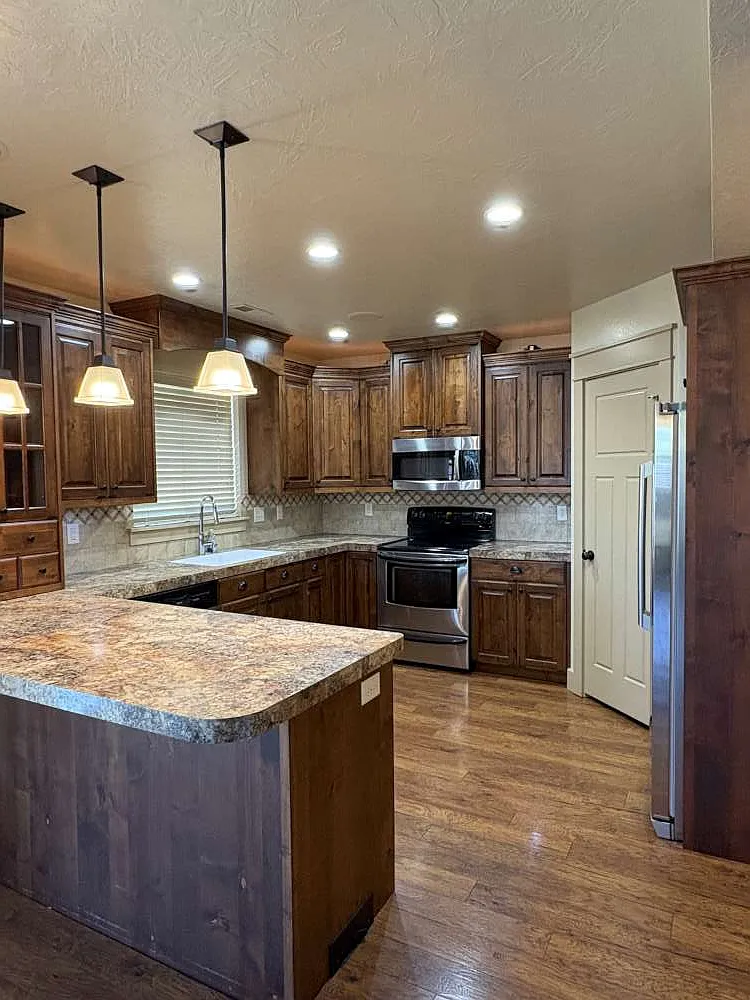 3 bed, 2.5 bath, 2103 sqft, $2,300 — Photo 2