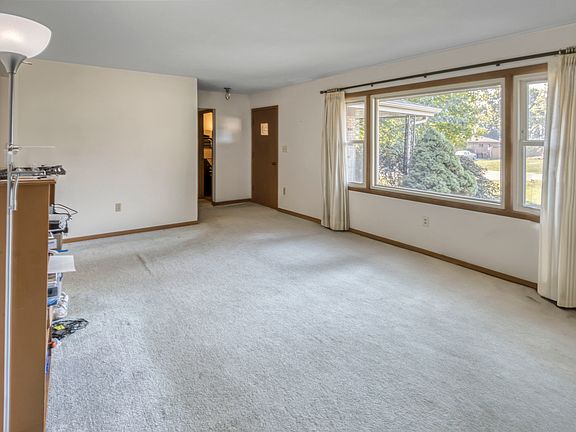 4th image of 966 White Swan Ln