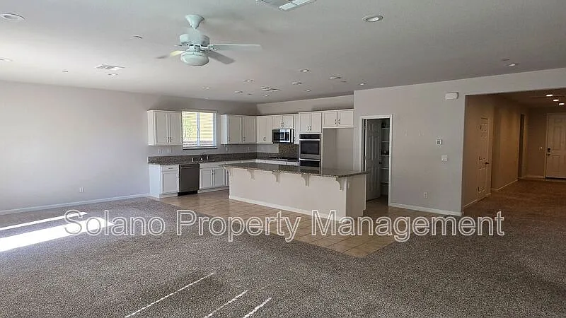 5 bed, 4.0 bath, 2676 sqft, $3,975 — Photo 3