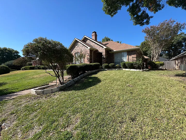 2821 Grand Oak Dr — Photo 2