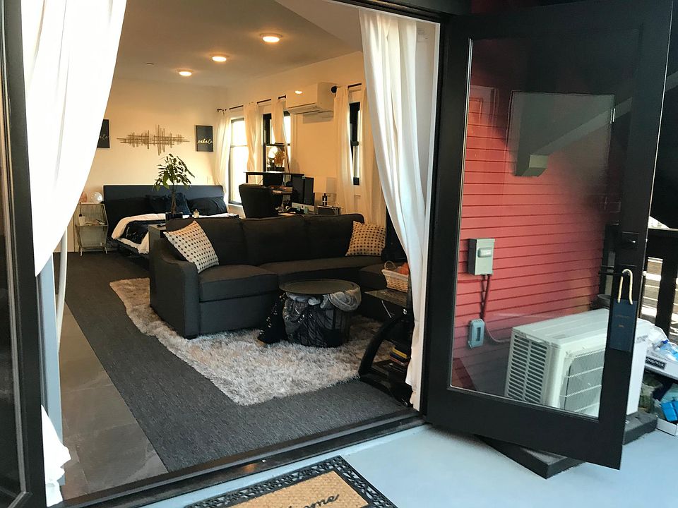 1st image of 598 W Laurel St #8