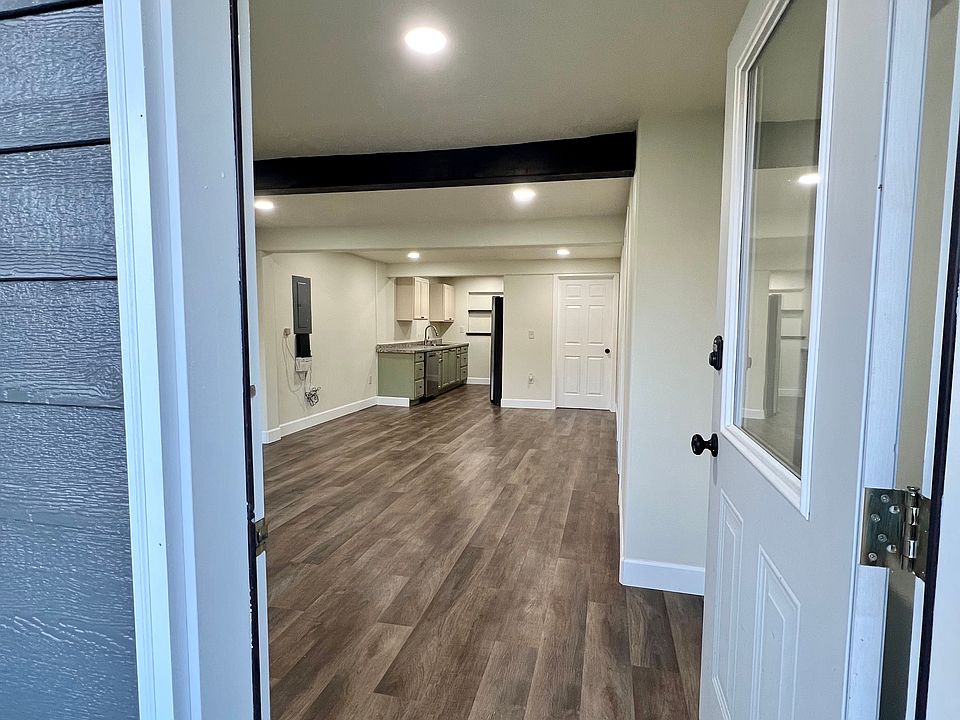 Bottom unit entrance layout.