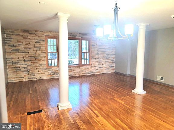 5th image of 7008 Berkshire Dr