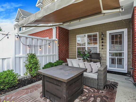 5th image of 771 Charlotte Pl