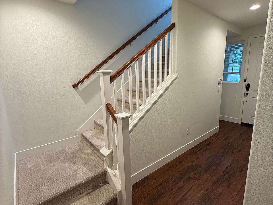 1st Floor Entryway & Staircase