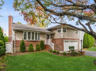 575 Cornwell Ave, Malverne, NY 11565